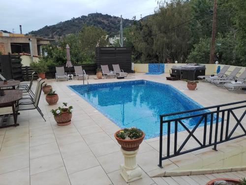 福德勒Villa Mandarin Grove Alyanoe的一个带椅子和烧烤架的庭院内的游泳池