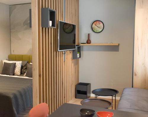莫斯塔尔Old Town Premium Apartments的一间设有床铺和墙上电视的房间