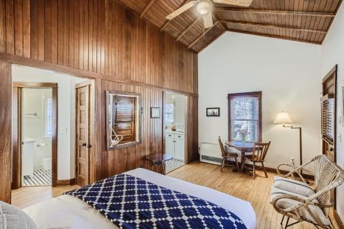 博尔德科罗拉多州肖托夸小屋酒店的卧室配有一张床和一张桌子及椅子