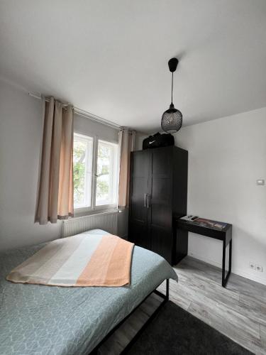 汉诺威1 Room Apartment in City of Hannover的一间卧室设有一张床和一个窗口