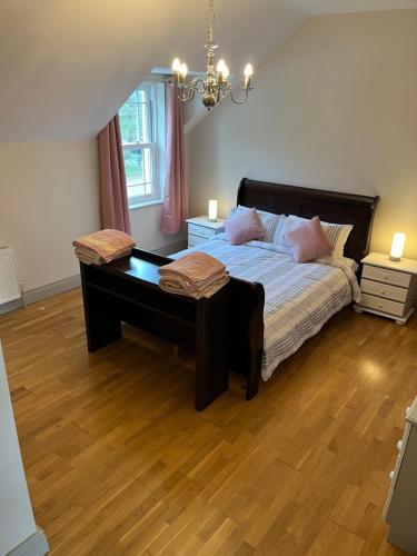 金塞尔clover cottage的一间卧室配有一张大床和一张书桌