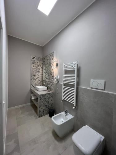塔兰托Stanze d’Autore的浴室配有白色卫生间和盥洗盆。