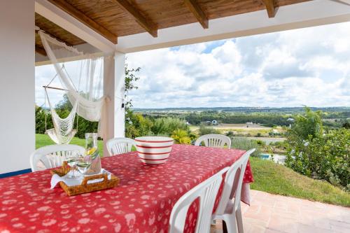 赞布热拉-杜马尔Monte Cerro da Vigia by Vacationy的美景庭院里配有红色的桌椅