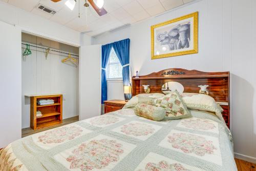 JacksonPeaceful Alabama Vacation Rental with Large Deck的一间卧室配有一张大床和木制床头板