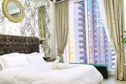 迪拜Paradise on the Island - Luxurious Seaview Apartment @DubaiCreekHarbour的一间卧室配有一张大床,上面有天鹅