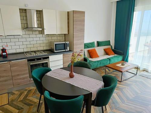 拉巴特Two bedroom loft apartment with outdoor area, served with lift的厨房以及带桌子和沙发的客厅。