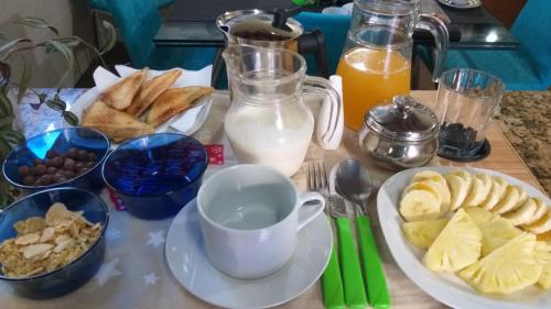 LuqueSaiyú Aeropuerto的餐桌,餐桌上放着一盘食物和一杯牛奶