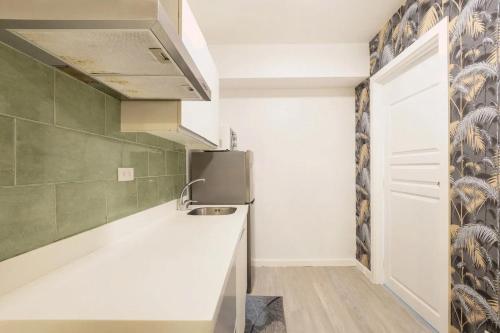 马尼拉Adam's Crib Apartment 2BR by Azure Residences Near Airport的厨房配有水槽和冰箱