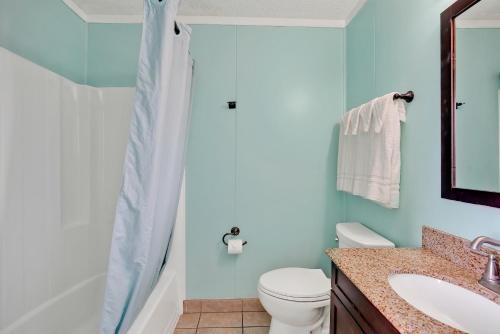 库尔海滩Admiral's Quarters的带淋浴、卫生间和盥洗盆的浴室