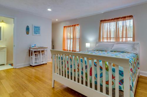 微风湾Gulf Breeze Vacation Rental with Pool Access!的一间卧室配有一张婴儿床
