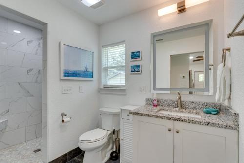 Oriole BeachGulf Breeze Home with Screened Porch Near Beach!的一间带卫生间、水槽和镜子的浴室