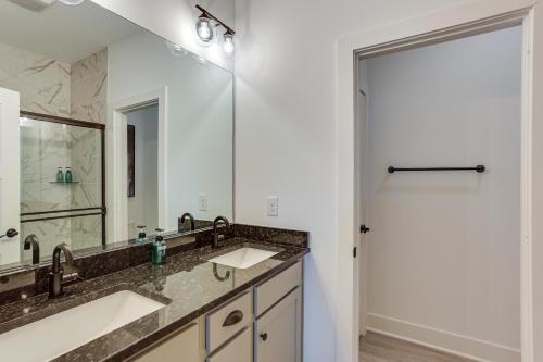杰斐逊维尔Indiana Vacation Rental Near Downtown Louisville!的一间带两个盥洗盆和大镜子的浴室