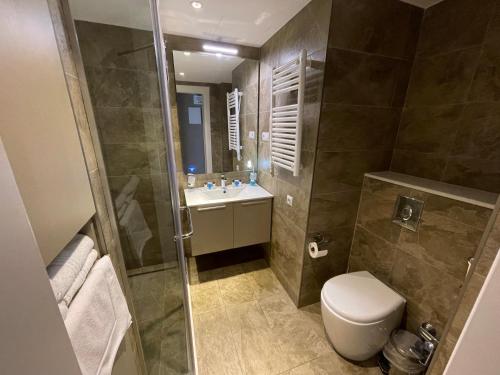 巴统Paradise Apartments Batumi的浴室配有卫生间、盥洗盆和淋浴。