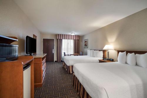 诺沃克诺沃克贝斯特韦斯特酒店的酒店客房设有两张床和一台平面电视。