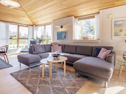 斯卡恩8 person holiday home in Skagen的客厅配有沙发和桌子
