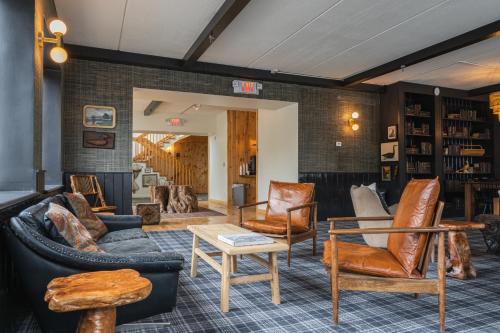 亨特Hunter Lodge, a Bluebird by Lark的带沙发和椅子的客厅