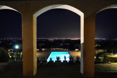 Bhalil达艾曼达柏柏尔住宿加早餐旅馆的享有游泳池的夜间景致