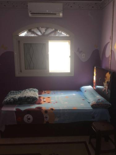 Kafr Rāshidعقار السلام的一间卧室配有一张带窗户的床