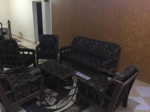 Kafr Rāshidعقار السلام的客厅配有3把椅子和1张沙发