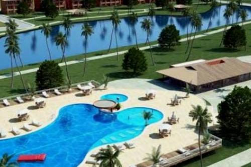 埃斯坦西亚Apartamento no Condomínio Vila das Águas的享有棕榈树大型游泳池的顶部景致