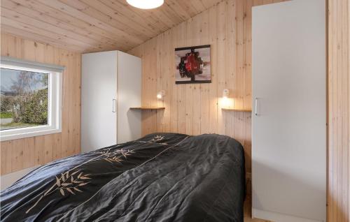 诺尔赫鲁普Gorgeous Home In Hadsund With Kitchen的一间带床的卧室,位于带窗户的房间内
