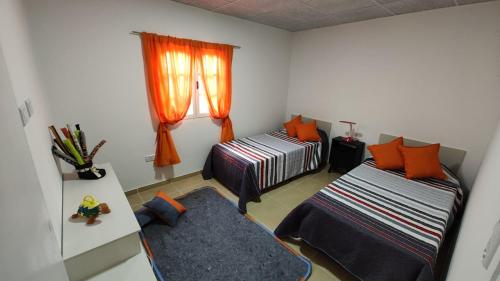 图蓬加托火山Descubre & Descansa的小房间设有两张床和窗户