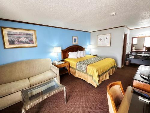 Sweet Springs奈特旅馆的酒店客房,配有床和沙发