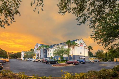 萨拉索塔Fairfield by Marriott at Lakewood Ranch - Sarasota的 ⁇ 染酒店停车场