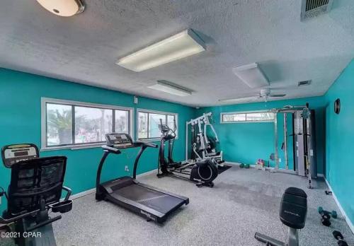 巴拿马城海滩Remodeled Family Space!的一间设有蓝色墙壁的健身房的客房