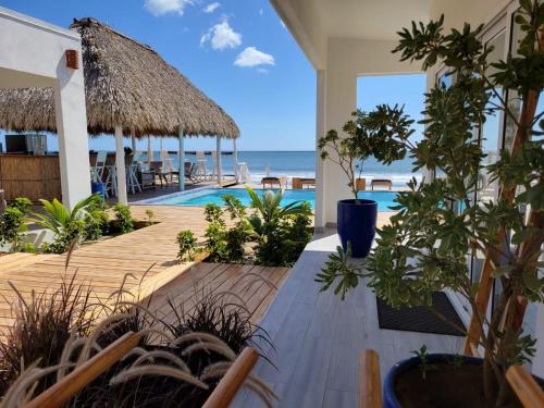 里瓦斯AZVLIK的享有海滩和海洋景致的天井。