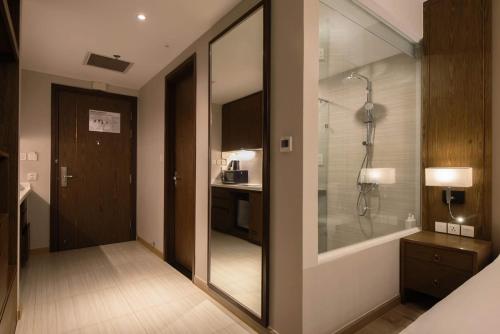 芽庄Panorama Apartment Nha Trang的一间带步入式淋浴间和玻璃门的浴室