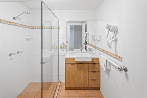 科夫斯港The Observatory Self Contained Apartments的一间带水槽和淋浴的浴室