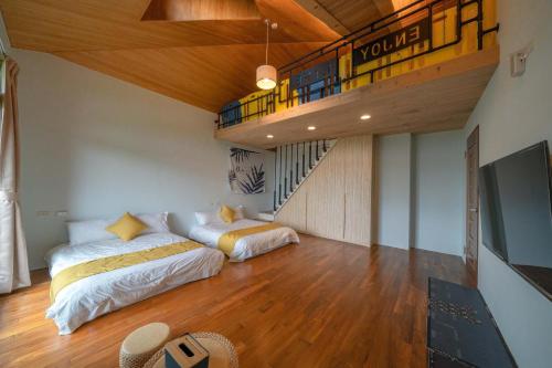 Yilan City森堡休閒莊園的楼梯间内的两张床