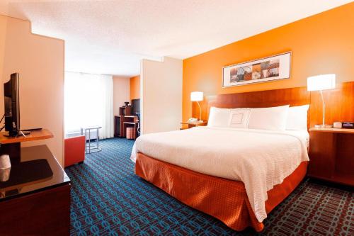 Ponca City万豪庞卡城市酒店费尔菲尔德客栈的配有一张床和一台平面电视的酒店客房