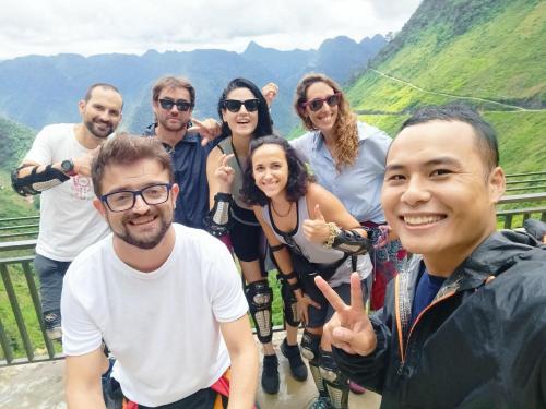 河江Sky Bay Ha Giang的一群人在山里拍照