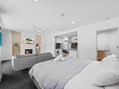 克拉肯巴克Yuki Studio的白色卧室设有一张大床和一张沙发
