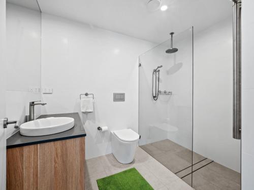 克拉肯巴克Yuki Studio的一间带水槽、卫生间和淋浴的浴室