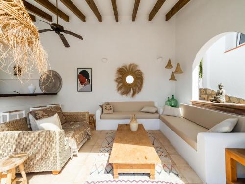 莫莱拉Belvilla by OYO El Para so的客厅配有沙发和桌子