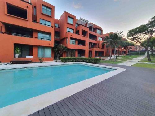 考陶Las Tortugas, Cozy condominium on Khao Tao beach, Hua Hin的公寓大楼前设有游泳池
