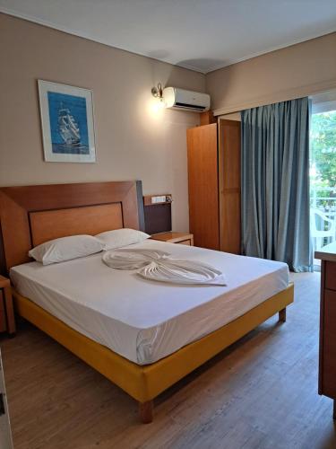 科斯镇布里斯托公寓式酒店的一间卧室配有一张带白色床单的大床