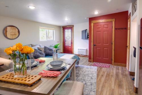 科尔特斯Southern Colorado Rental 10 Mi to Mesa Verde的客厅配有桌子和红色的门