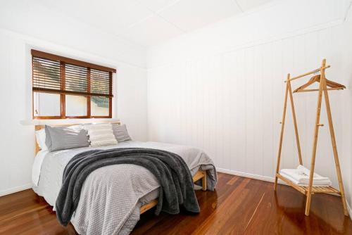 雷德克利夫2-bedroom Cottage in Redcliffe - 6A的白色的卧室设有床和窗户
