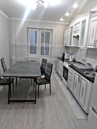 乌拉尔斯克Абая 244的厨房配有桌椅