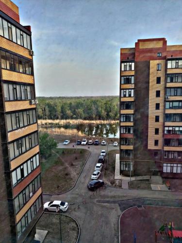 乌拉尔斯克Абая 244的两栋建筑之间停车场的景色
