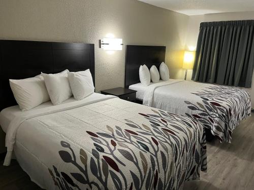 KimballRed Roof Inn Kimball, TN I-24的酒店客房,配有两张带白色床单的床