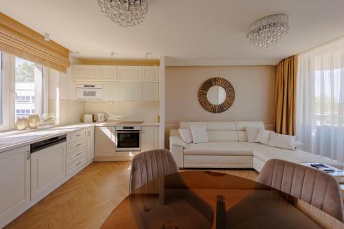 希欧福克Gold Wave Apartments的厨房以及带沙发和桌子的客厅。
