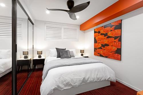 斯卡伯勒Waterfront two-bedroom Getaway的一间卧室配有一张床和吊扇