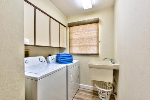 那不勒斯Avanti Vacation Rental的洗衣房配有洗衣机和水槽