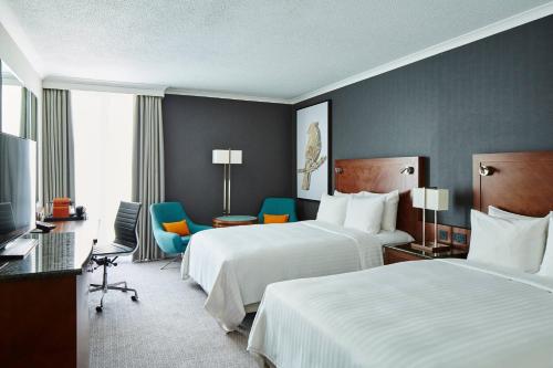 希灵登万豪伦敦希斯罗酒店的酒店客房设有两张床和电视。