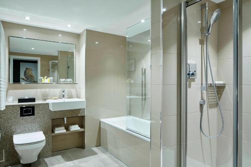 希灵登万豪伦敦希斯罗酒店的带淋浴、卫生间和盥洗盆的浴室